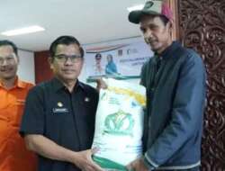 Pemko Bukittinggi Serahkan Bantuan Beras Cadangan Pangan Pemerintah Tahap II Periode Desember 2023