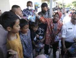 Mensos Tinjau dan Salurkan Bantuan Korban Banjir di Kabupaten Kubu Raya