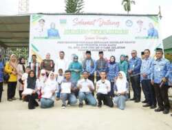 Serahkan Bantuan Pangan dan Seragam Sekolah Gratis, Pemkab Solsel Tegaskan Komitmen Majukan Pendidikan