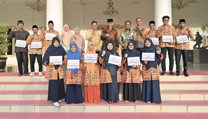 Gubernur Sumbar Serahkan Bonus bagi 16 Peraih Juara MTQ KORPRI 2022
