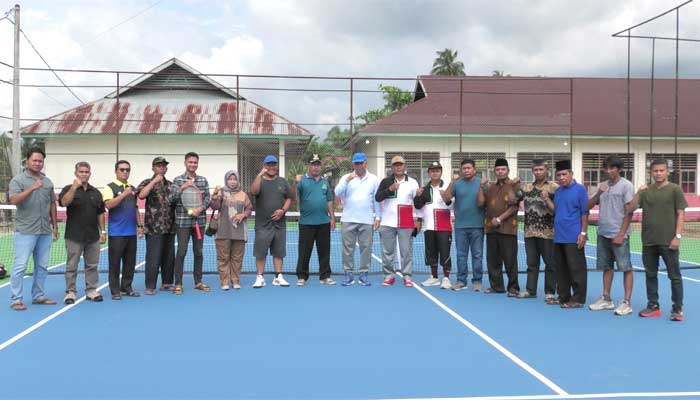 Bupati Pasbar Resmikan Lapangan Tenis Ujung Gading