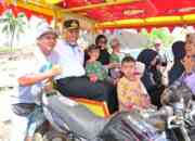 Gubernur Sumbar Nikmati Liburan Keluarga di Pantai Air Manis Padang