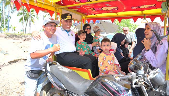 Gubernur Sumbar Nikmati Liburan Keluarga Di Pantai Air Manis Padang