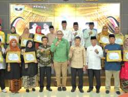Gubernur Mahyeldi Serahkan Penghargaan bagi Guru dan Tenaga Kependidikan Berprestasi Sumbar 2023