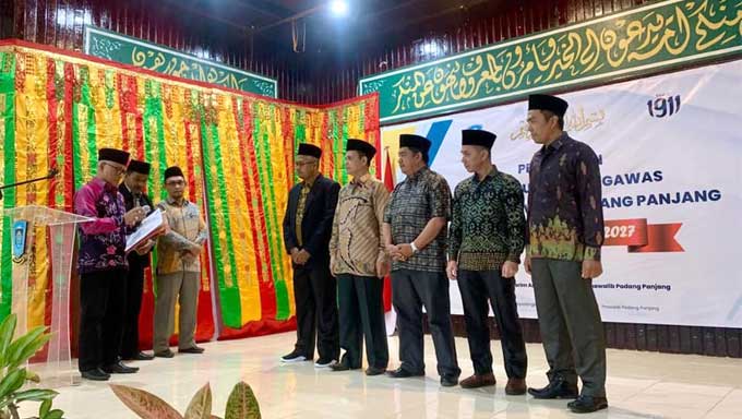 Guspardi Gaus Lantik Pengurus dan Pengawas Yayasan Thawalib Padang Panjang