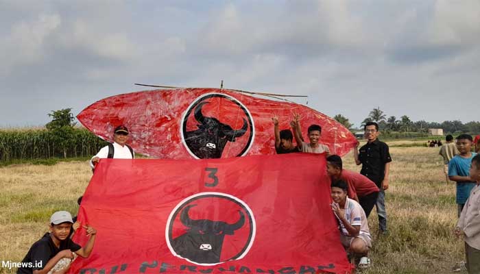 Layang-layang bergambar Partai PDI Perjuangan