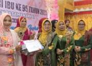 Penasehat Gow Ny. Titi Hamsuardi, Serahkan Hadiah Lomba Fashion Show Kebaya Muslimah