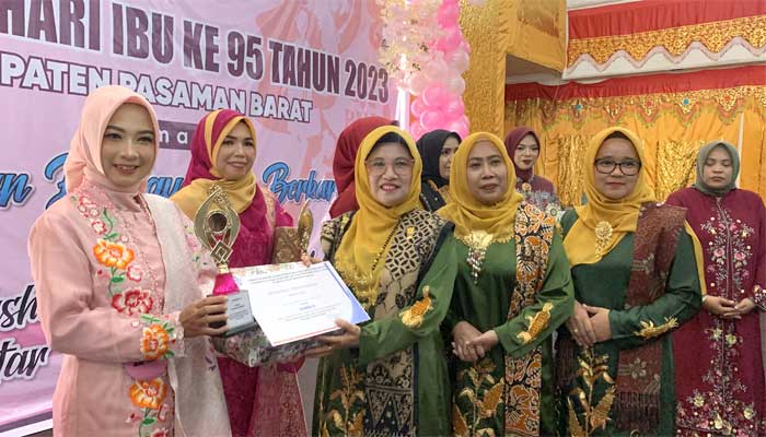 Penasehat GOW Ny. Titi Hamsuardi, serahkan hadiah Lomba Fashion Show Kebaya Muslimah