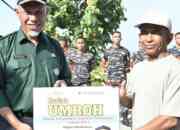 Gubernur Sumatera Barat, Mahyeldi Ansharullah serahkan hadiah umrah ke Tanah Suci Makkah kepada Abadi (61).