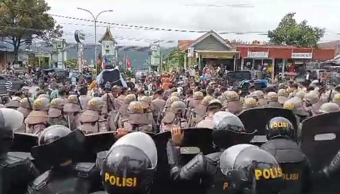 Massa aksi demo yang terdiri dari 74 nagari menggeruduk gedung DPRD Kabupaten Solok