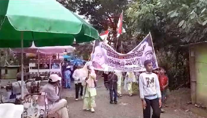 Masyarakat Jorong Pauah Kamang Mudiak Arak para Santri Khatam Alquran
