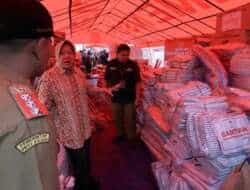Mensos Salurkan Bantuan Untuk Korban Banjir Di Kabupaten Ketapang, Kalbar