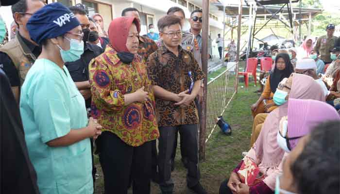 Mensos berbincang dengan Pasien Katarak di Pulau Buru