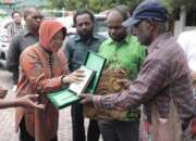 Dinilai Banyak Membantu Masyarakat, Menteri Sosial Dapat Penghargaan Dari Rakyat Papua