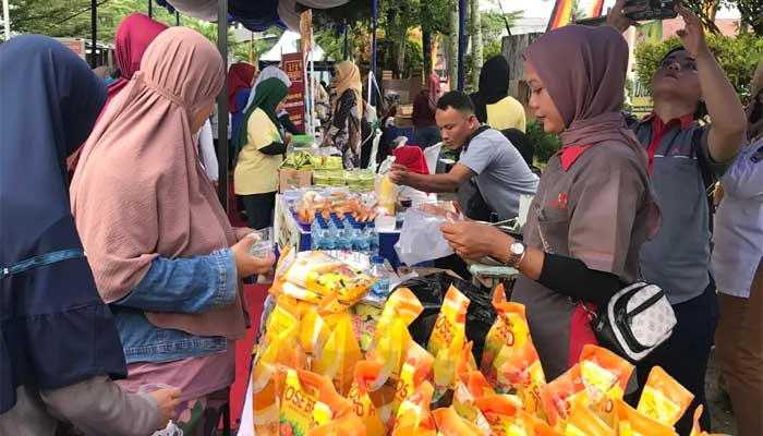 Pemko Dan Kejari Padang Bagikan Voucher Belanja Di Pasar Murah Nanggalo