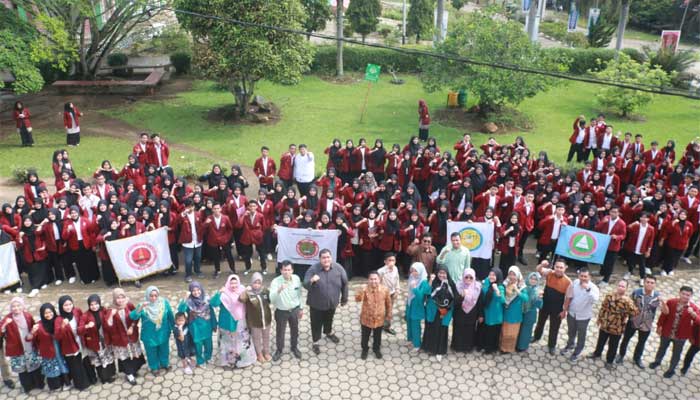Rektor Lantik Pengurus Hima Prodi dan UKM se-Undhari 1 Pelantikan Pengurus Hima Prodi dan UKM se-Undhari.