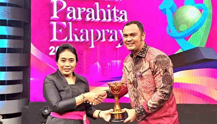 Pemkab Sijunjung Terima Penghargaan Anugerah Parahita Ekapraya Kategori Nindya