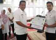 Penjabat Wali Kota Padang Panjang, Sonny Budaya Putra Serahkan Penghargaan Pemberdayaan Masyarakat