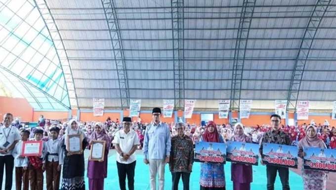 Penyerahan Bantuan Insentif Triwulan III dan IV untuk 966 Guru Non PNS Kota Bukittinggi