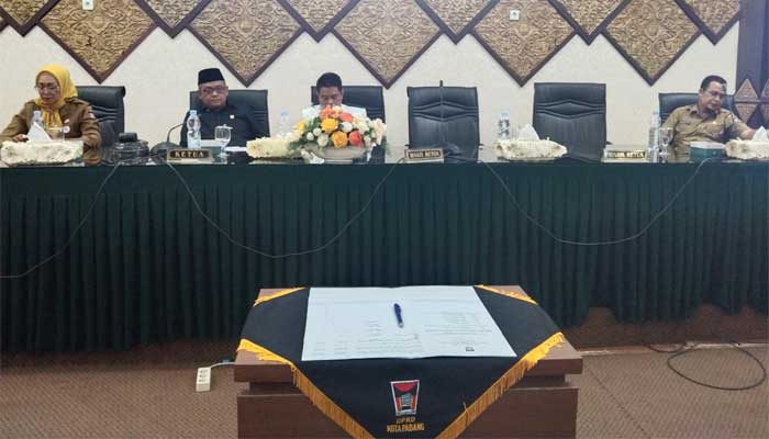 Fraksi DPRD Padang Sampaikan Pandangan Akhir terhadap Empat Ranperda, Ini Detailnya 1 Suasana Rapat Paripurna Penyampaian Pandangan Akhir Fraksi-fraksi DPRD Kota Padang terhadap Empat Ranperda