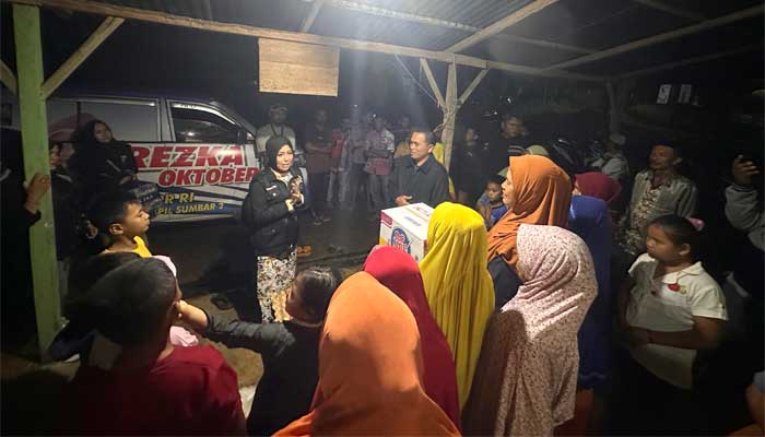 Rezka Oktoberia Tinjau Korban Banjir di Nagari Bukik Sikumpa