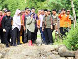 Kunjungi Lokasi Banjir Di Aceh Tenggara, Mensos Risma Tinjau Dapur Umum Dan Serahkan Santunan