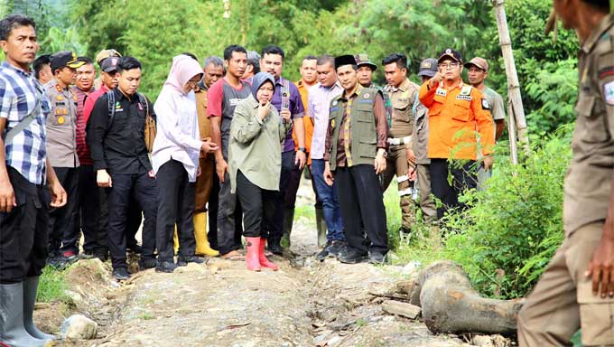 Kunjungi Lokasi Banjir di Aceh Tenggara, Mensos Risma Tinjau Dapur Umum dan Serahkan Santunan 1 Mensos Tri Rismaharini tinjau lokasi banjir di Sungai Kampung Baru