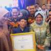 Salah satu karyawan disabilitas FIFGROUP, Ristan Kennedy (baris depan kedua dari kiri) saat foto bersama dengan Menteri Sosial, Tri Rismaharini (baris depan kedua dari kanan) beserta jajaran manajemen FIFGROUP