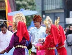 Kunjungi Festival Pesona Minangkabau, Sandiaga Uno Ikut Menari Payung