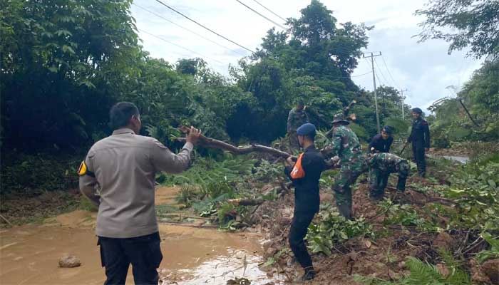 Tim bersihkan sisa material longsor