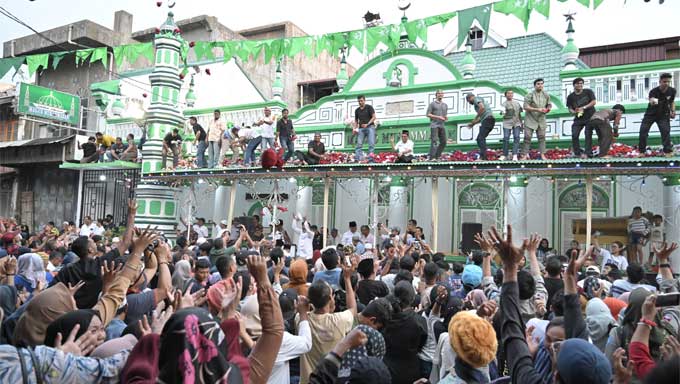 Tradisi Serak Gulo di Pasa Gadang, Kota Padang