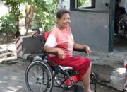 Wiji Dapat Bantuan Kursi Roda dari Mensos Risma