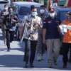 Pj Walikota Padang Panjang, Sonny Budaya Putra bagi-bagi masker kapada pengendara motor dan masyarakat