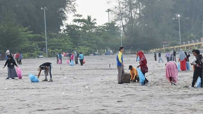 Gerakan Satu jam Menyapu Pemko Pariaman Bersihkan Pantai Gandoriah