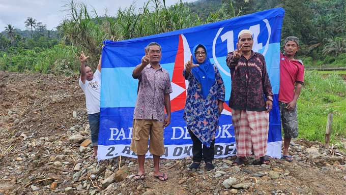 Anggota DPR Rezka Oktoberia melalui kordinatornya, Liza Safitri saat normalisasi Batang Aia Silegawen, Nagari Seberang, Kecamatan Gunung Tuleh, Kabupaten Pasaman Barat