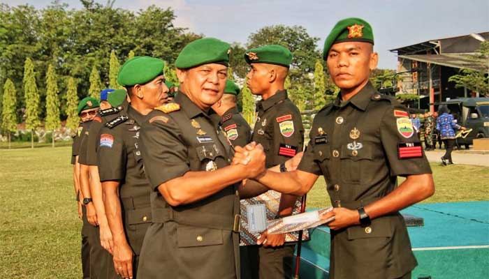 Danrem Brigjen Tni Rayen Obersyl Serahkan Penghargaan Kepada Sepuluh Prajurit Berprestasi Di Jajaran Korem 032/Wbr
