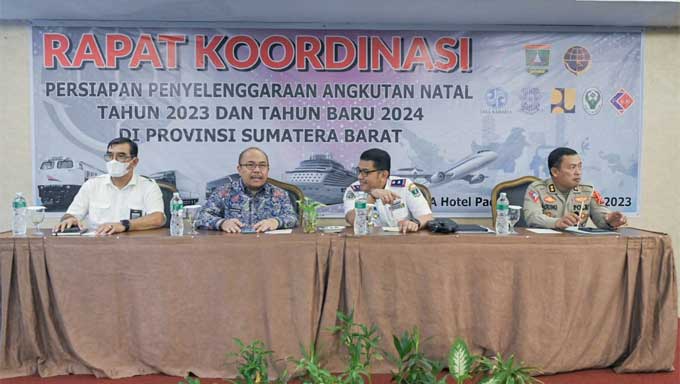 Sekdaprov Sumbar, Hansastri saat Rakor Persiapan Penyelenggaraan Angkutan Nataru 2023/2024 bersama Organisasi Perangkat Daerah (OPD), Instansi Vertikal terkait, Aparat Penegak Hukum (APH), Badan Usaha Milik Negara (BUMN), dan BUMD