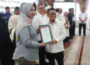 Ketua Pmi Kota Padang Panjang, Dr. Novi Hendri Dt. Bagindo Saidi, Berikan Reward Pada Salah Seorang Relawan