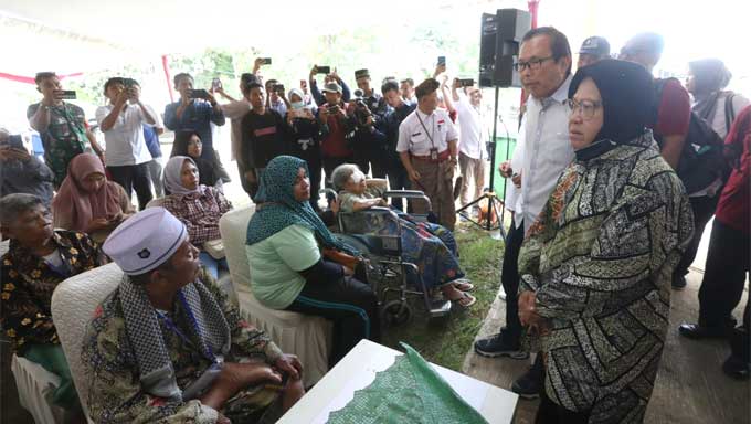 Mensos Tri Rismaharini melihat skrining operasi katarak gratis di RSUD Selaparang