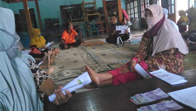 Dosen Spesialis Medikal Bedah Prima Trisna Aji ketika memberikan sosialisasi terapi rebusan Daun Salam bagi Penderita Hipertensi. (f/dokpri)
