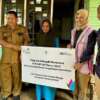 Penyerahan Bantuan Penyambungan Listrik Gratis Kepada Uchi (Tengah), Salah Satu Penerima Manfaat Di Desa Sukaresmi, Bandung Barat