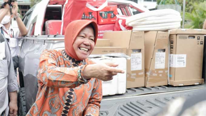 Dapat Dukungan dari Gereja, Kemensos Akan Bangun Lumbung Sosial di Papua 1 Menteri Sosial Tri Rismaharini ketika memberikan bantuan kepada sejumlah gereja di Jayapura