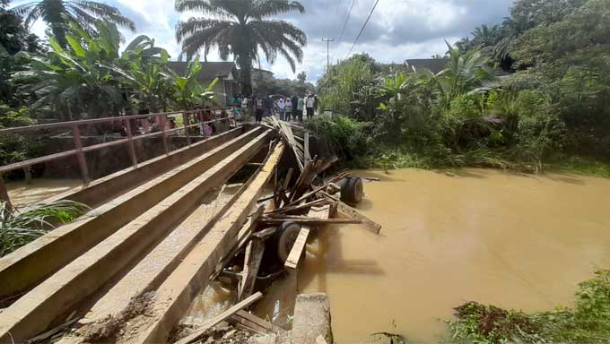 Jembatan Ambruk, Truk Tangki Air Bersih Terguling Masuk Sungai