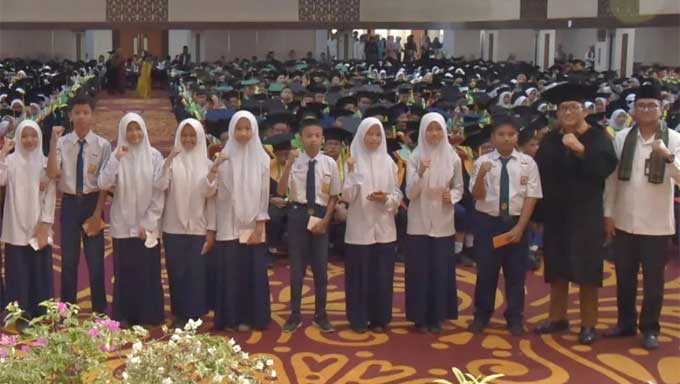 Wako Padang Wisuda Tahfiz 1.500 Siswa SMP 1 Wako Hendri Septa Wisuda Tahfiz 1.500 Siswa SMP se-Kota Padang