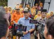 Pj Bupati Muba, H Apriyadi Mahmud, Bersama Pt Guthrie Pecconina Indonesia, Salurkan Bantuan Bagi Warga Yang Terkena Dampak Banjir Di Desa Rantau Panjang
