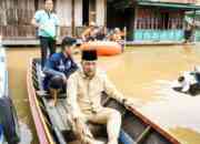 Naik Perahu, Pj Bupati Muba Tinjau dan Beri Bantuan Korban Banjir di Ulak Embacang