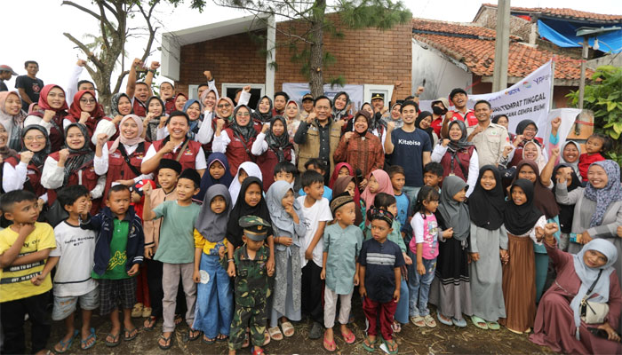 Mensos Serahkan Bantuan Rumah untuk Korban Terdampak Gempa Cianjur 2022