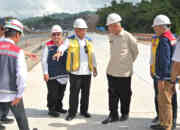 Gubernur Sumbar, Mahyeldi bersama Menteri PUPR, Basuki Hadimuljono meninjau pembangunan Jalan Tol ruas Padang-Sicincin di Kabupaten Padang Pariaman