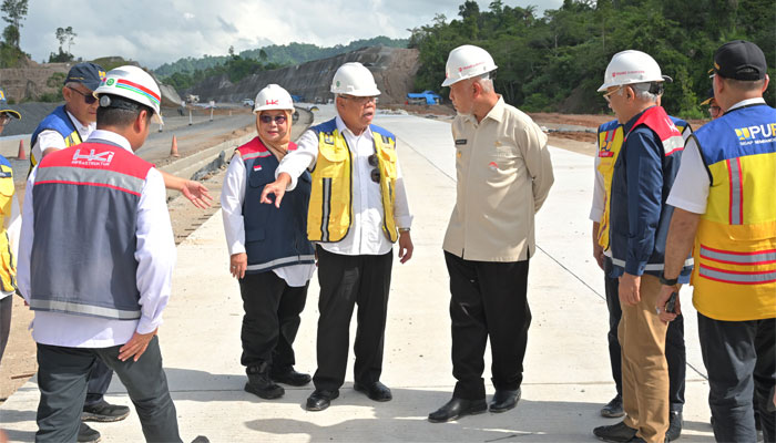 Gubernur Sumbar, Mahyeldi bersama Menteri PUPR, Basuki Hadimuljono meninjau pembangunan Jalan Tol ruas Padang-Sicincin di Kabupaten Padang Pariaman