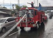Abu Vulkanik Gunung Marapi Beterbangan, Damkar Padang Panjang Bersihkan Jalan Dan Perkantoran